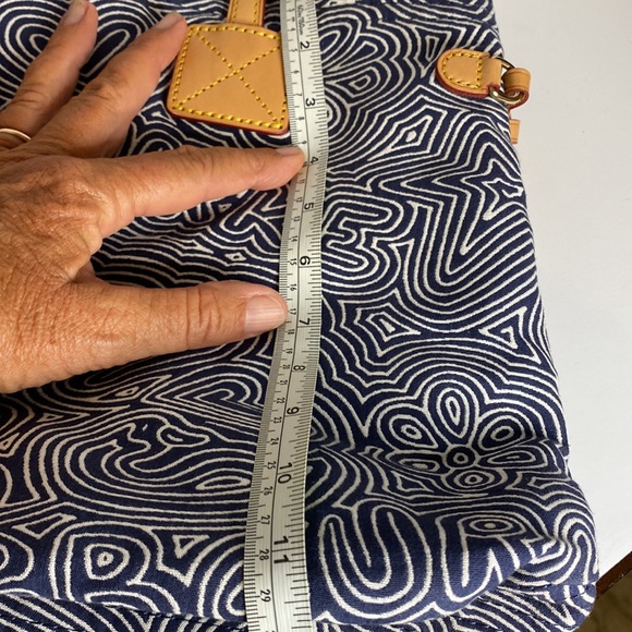 Dooney and Burke swirl signature canvas shoulder bag - Picture 5 of 5